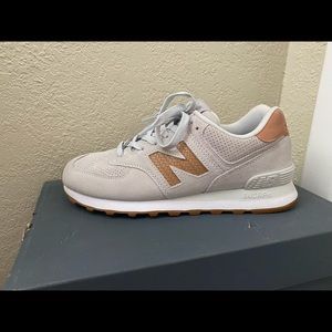 New Balance white/tan 574 V2 Sneaker size 9. NIB